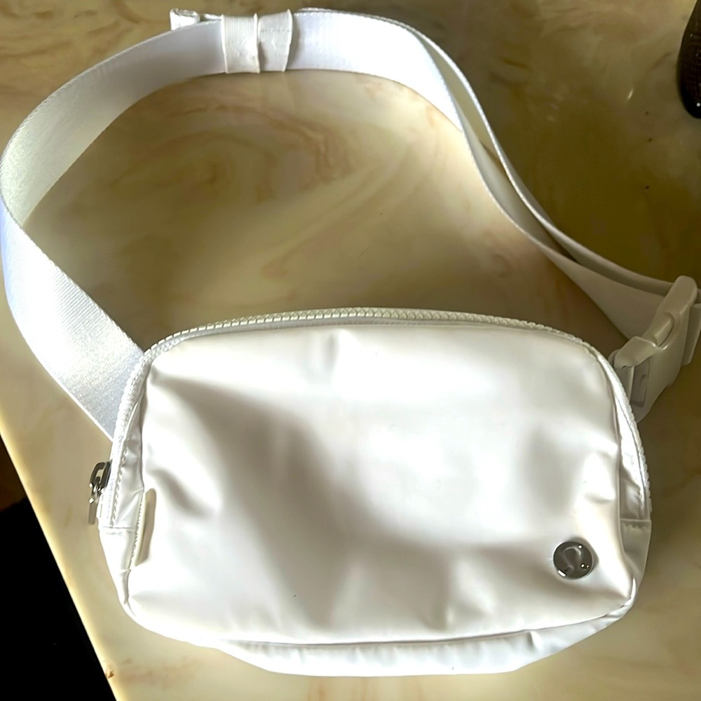 Lululemon white belt bag never used.